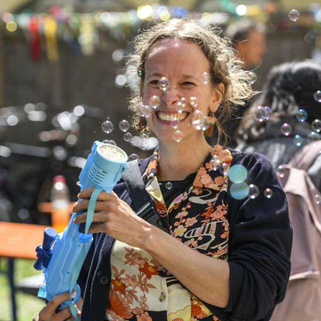 (Fotos: Frank Schroth I Fotografie)
Viele Grüße aus der Sommer-"Pause" 🫧🌞 Auch wenn es hier auf Instagram in den letzten Wochen eher ruhiger war,  ist bei uns Einiges los.

Manche von uns sind auf Forschungs-und Vernetzungsreise unterwegs. Die Zuhause Gebliebenen treffen sich weiter im Büro, im Plenum und in der Zukunftswerkstatt.✨

 Wir planen unser Gutes-Leben-Wochenende im September, schreiben Förderanträge und und und...

Das gemeinsame Planen, Träumen & Organisieren bringt frischen Wind, auch an diesen heißen Tagen. 

Trinkt genug Wasser, seid freundlich zu euch selbst und zueinander und erlaubt euch Pausen & tiefe Atemzüge (zum Beispiel genau jetzt). 🧡

.
.
.
.
.
.
.
.
.
.
#inklusivesWohnen
#solidarischesWohnen 
#selbstorganisiertesWohnen
#gemeinschaftswohnen
#barrierefreiheit